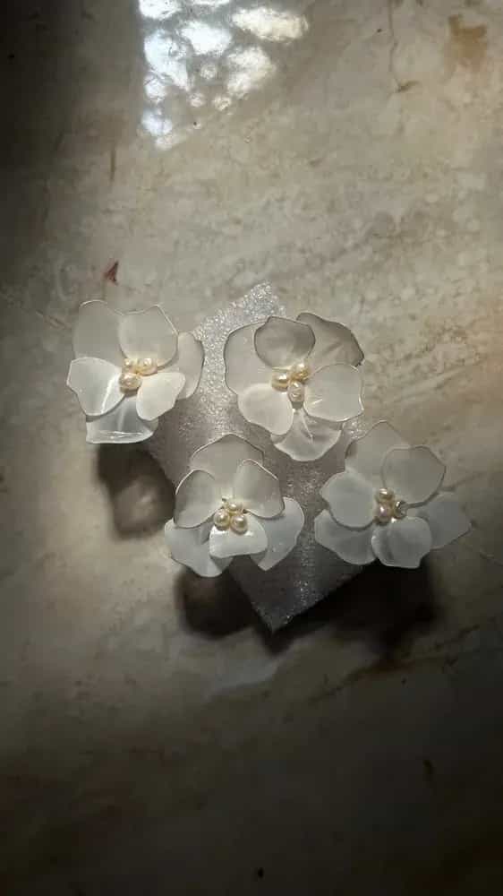 گوشواره رزینی گل سفید