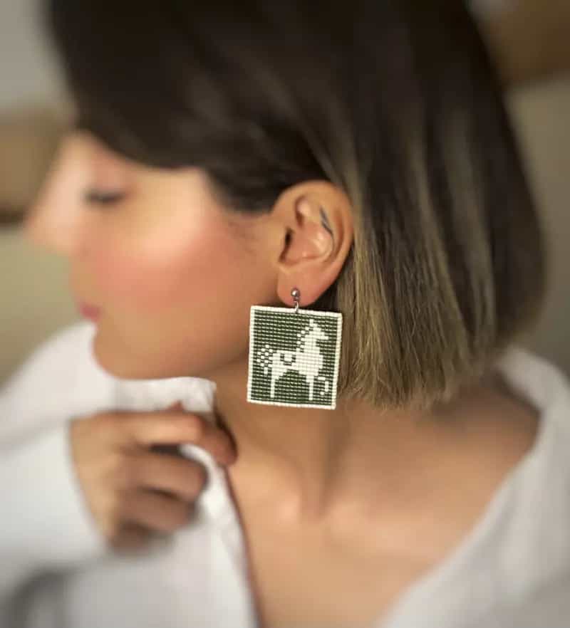 گوشواره میخی منجوقی اسب سفید