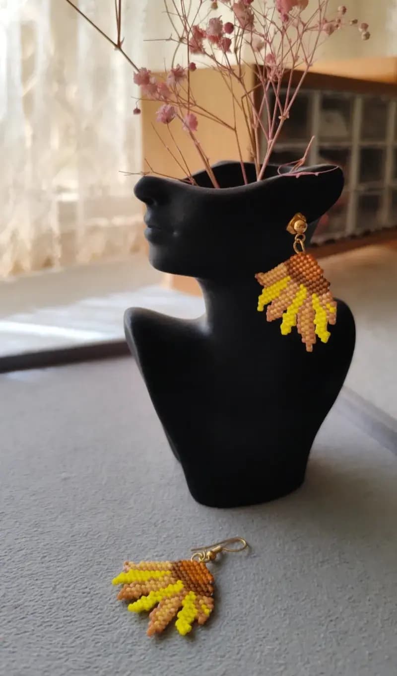 گوشواره منجوقی گل آفتابگردون - تصویر دوم