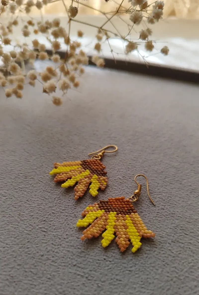 گوشواره منجوقی گل آفتابگردون - تصویر سوم