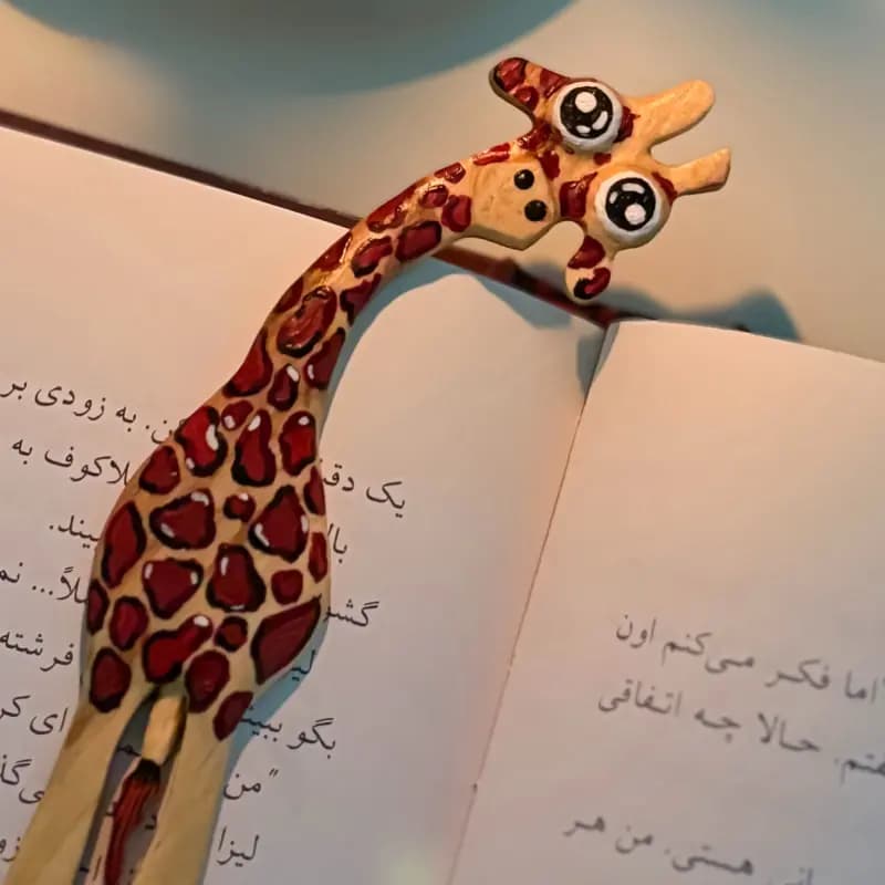 بوکمارک چوبی دست ساز زرافه - تصویر سوم
