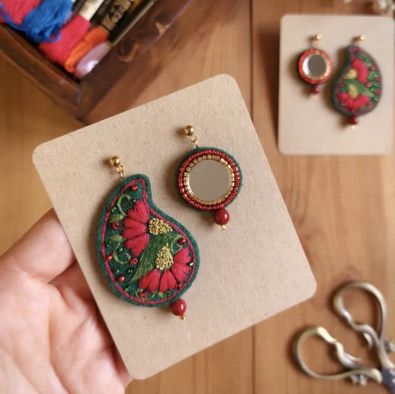 گوشواره میخی گلدوزی زرگون - تصویر اول