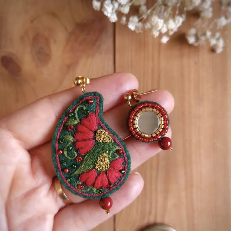گوشواره میخی گلدوزی زرگون - تصویر سوم
