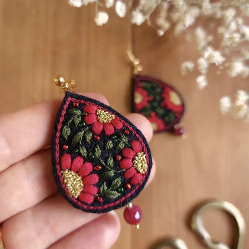 گوشواره میخی گلدوزی زرین - تصویر دوم